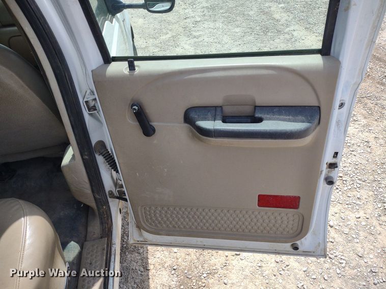 image for item LL9088 2006 Ford F350 Super Duty XL  Crew Cab utility bed pickup truck