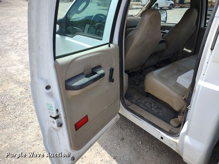 image for item LL9088 2006 Ford F350 Super Duty XL  Crew Cab utility bed pickup truck