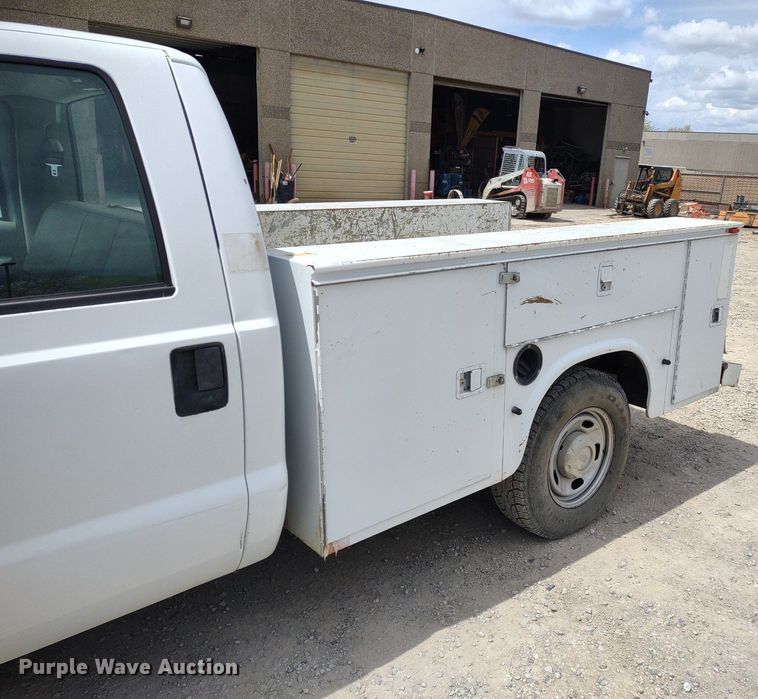 image for item LL9088 2006 Ford F350 Super Duty XL  Crew Cab utility bed pickup truck