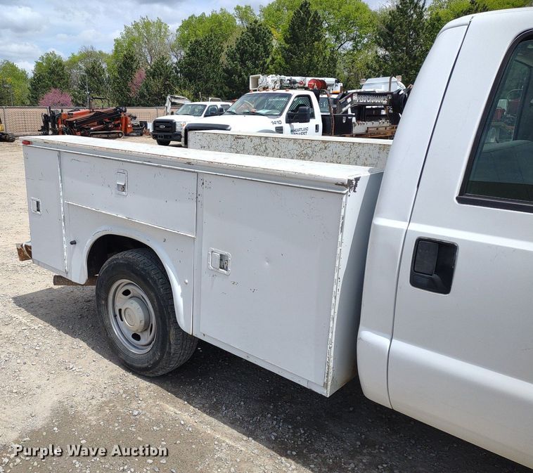 image for item LL9088 2006 Ford F350 Super Duty XL  Crew Cab utility bed pickup truck