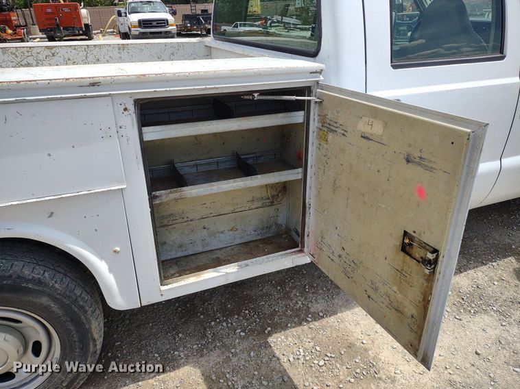 image for item LL9088 2006 Ford F350 Super Duty XL  Crew Cab utility bed pickup truck