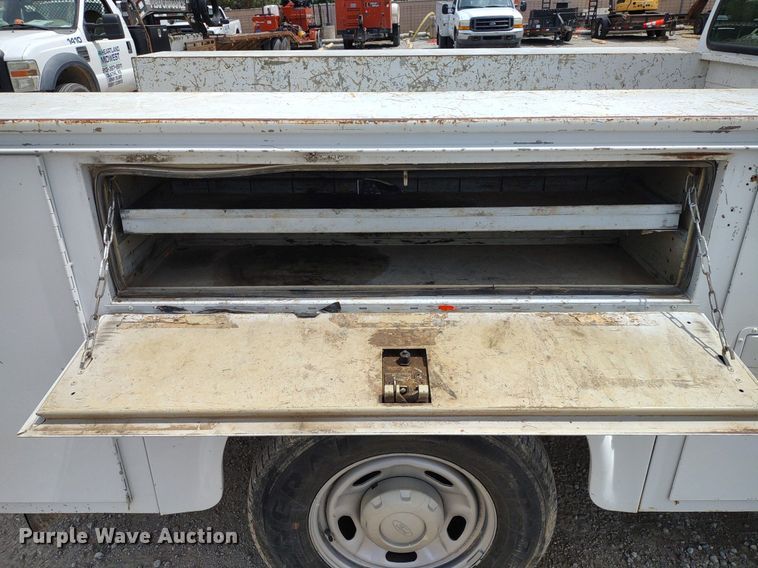 image for item LL9088 2006 Ford F350 Super Duty XL  Crew Cab utility bed pickup truck