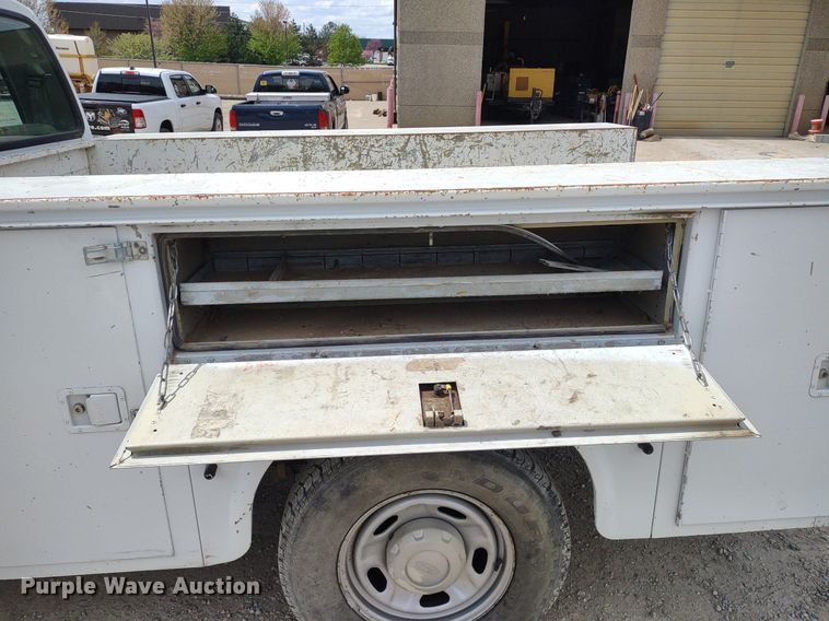 image for item LL9088 2006 Ford F350 Super Duty XL  Crew Cab utility bed pickup truck