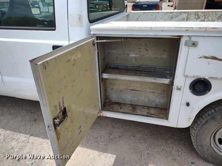 image for item LL9088 2006 Ford F350 Super Duty XL  Crew Cab utility bed pickup truck