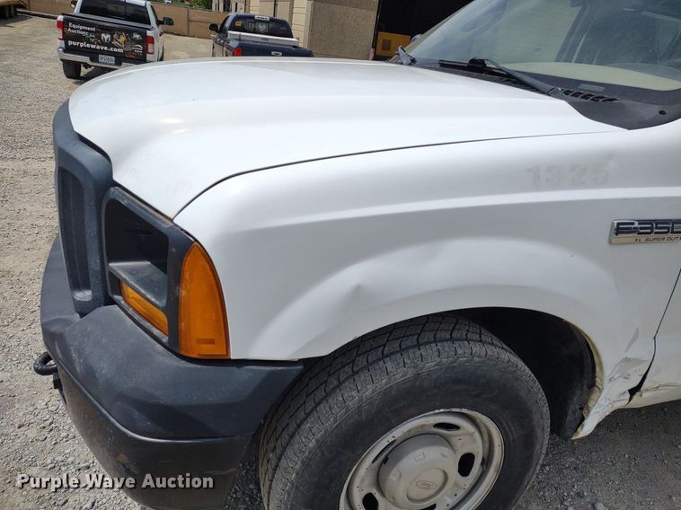 image for item LL9088 2006 Ford F350 Super Duty XL  Crew Cab utility bed pickup truck