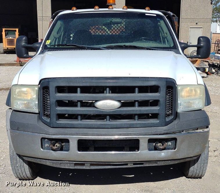 image for item LL9100 2007 Ford F450 Super Duty XL  flatbed truck