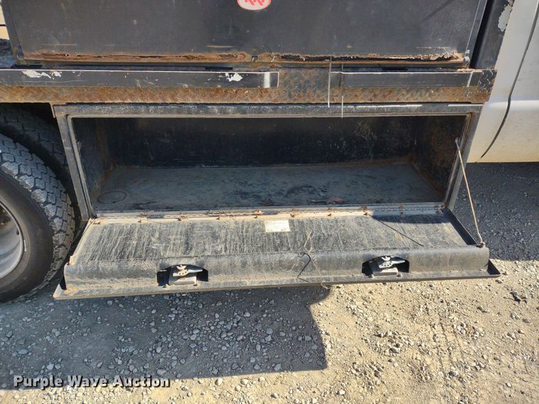 image for item LL9100 2007 Ford F450 Super Duty XL  flatbed truck