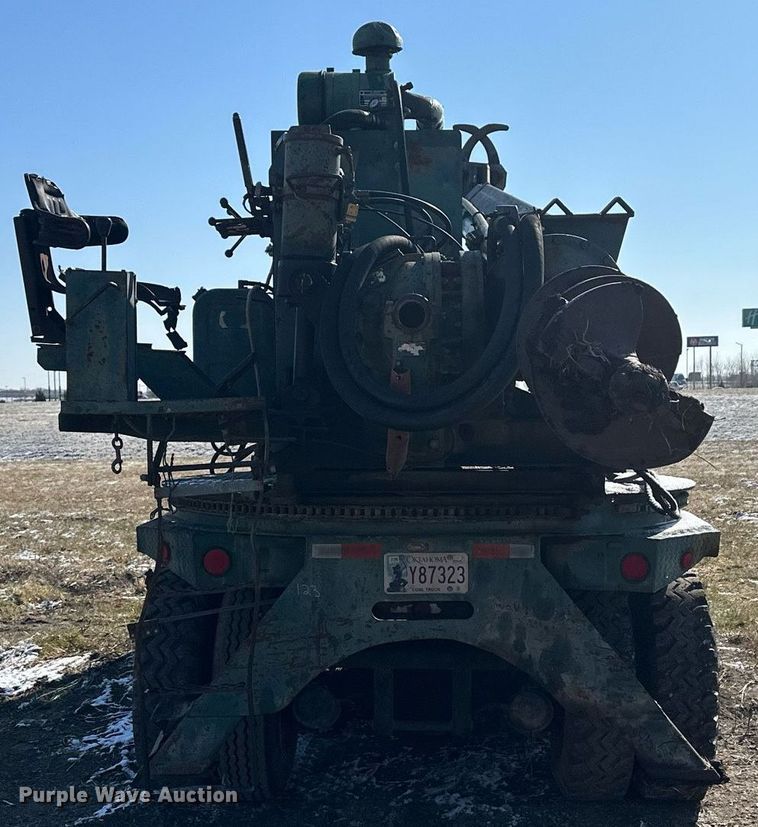 image for item LN9343 1985 International F1954  pressure digger truck