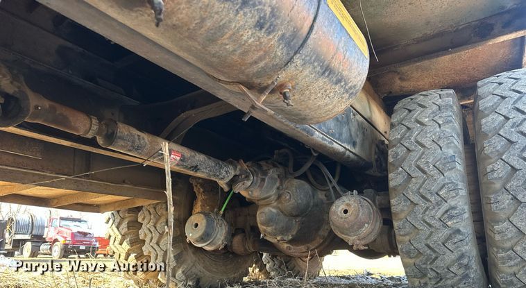 image for item LN9343 1985 International F1954  pressure digger truck