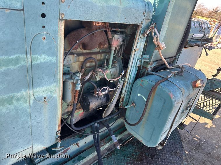 image for item LN9343 1985 International F1954  pressure digger truck