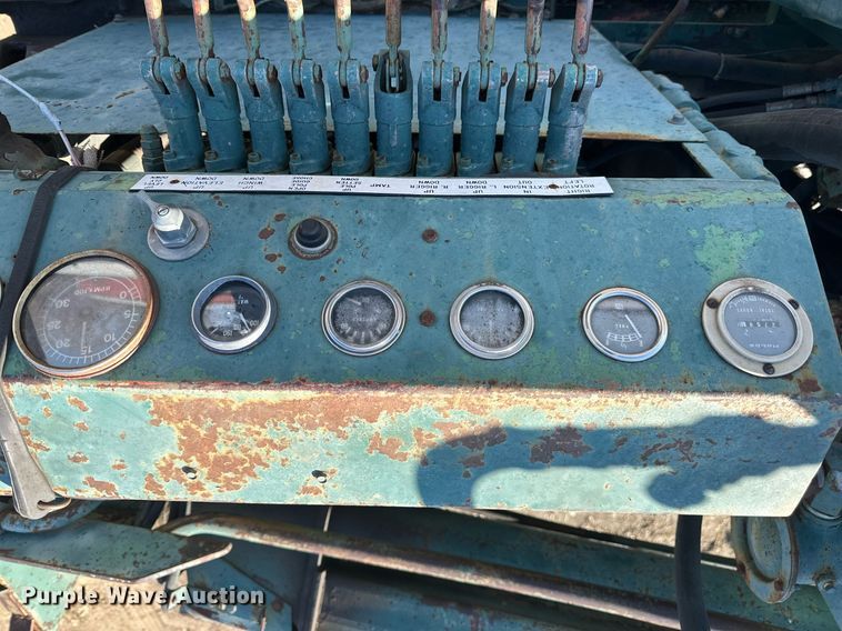 image for item LN9343 1985 International F1954  pressure digger truck