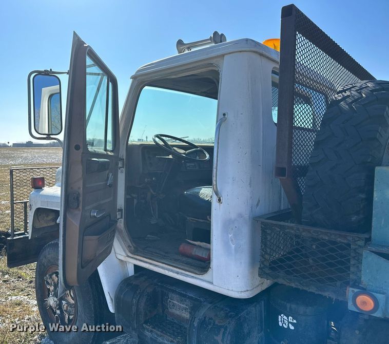 image for item LN9343 1985 International F1954  pressure digger truck