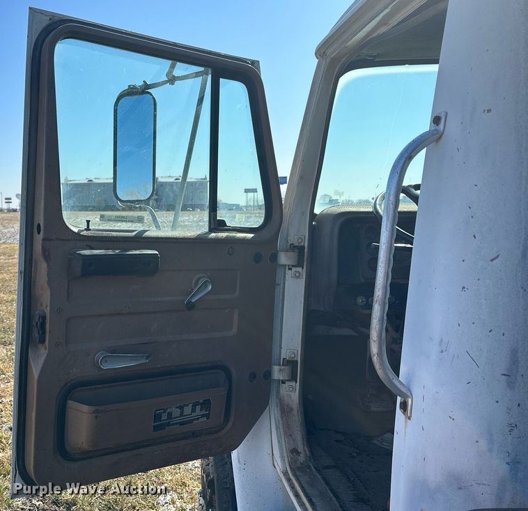 image for item LN9343 1985 International F1954  pressure digger truck