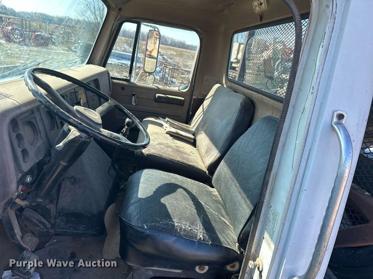 image for item LN9343 1985 International F1954  pressure digger truck