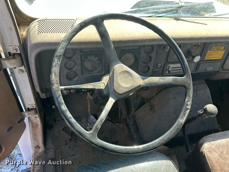 image for item LN9343 1985 International F1954  pressure digger truck