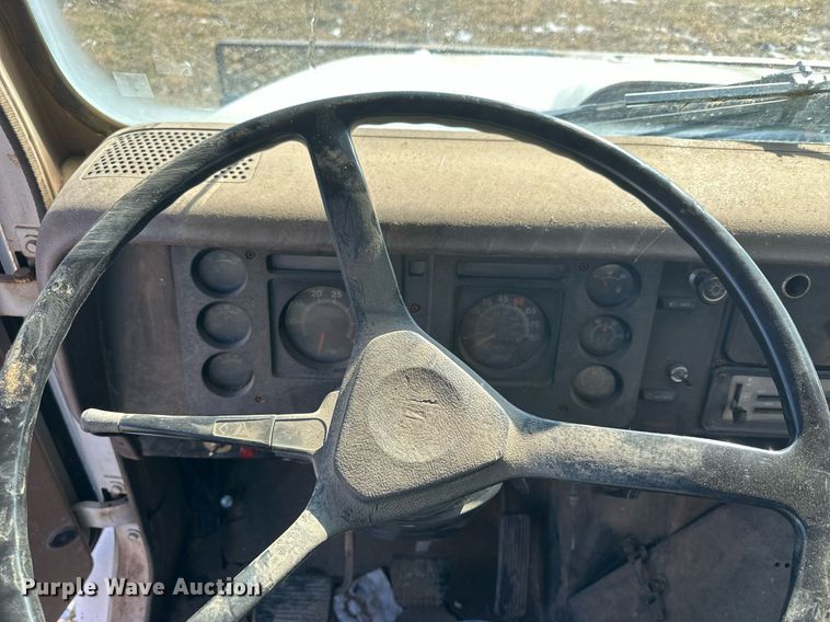 image for item LN9343 1985 International F1954  pressure digger truck