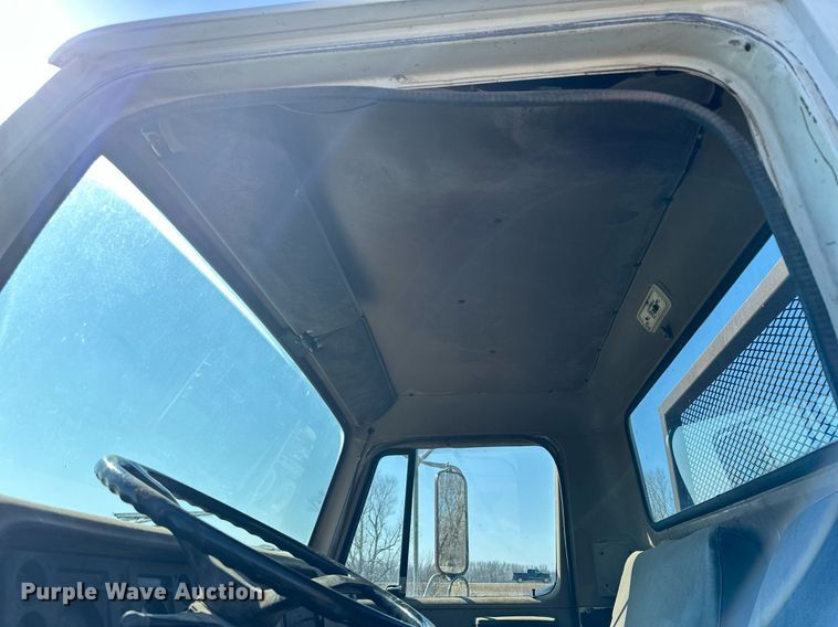 image for item LN9343 1985 International F1954  pressure digger truck