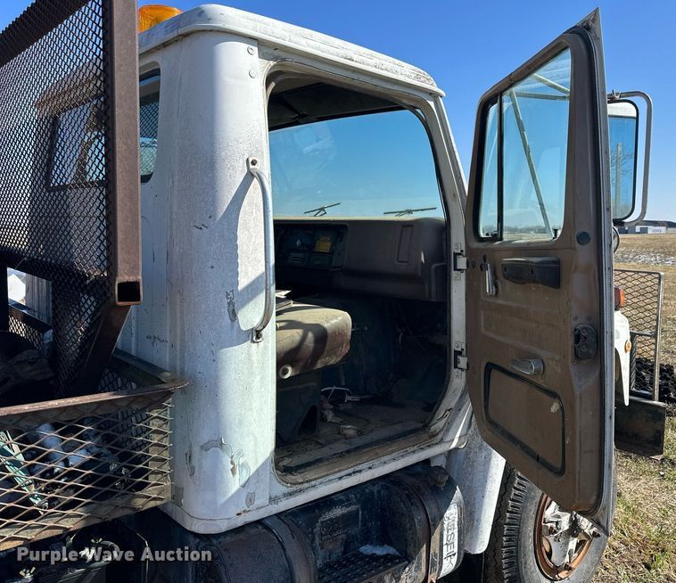 image for item LN9343 1985 International F1954  pressure digger truck