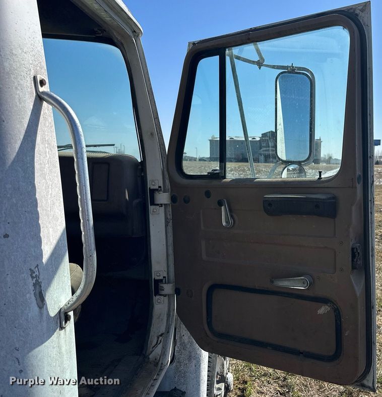 image for item LN9343 1985 International F1954  pressure digger truck