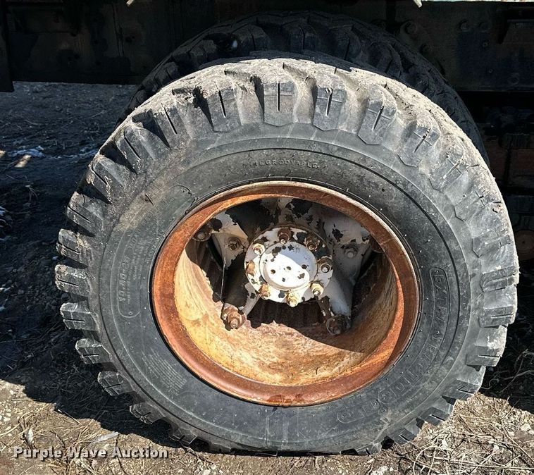 image for item LN9343 1985 International F1954  pressure digger truck