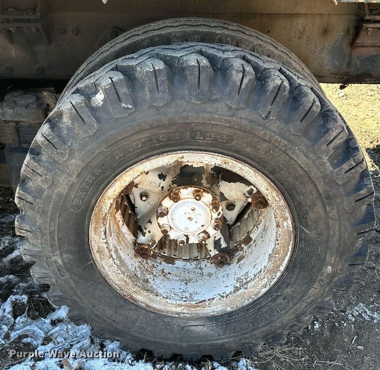 image for item LN9343 1985 International F1954  pressure digger truck