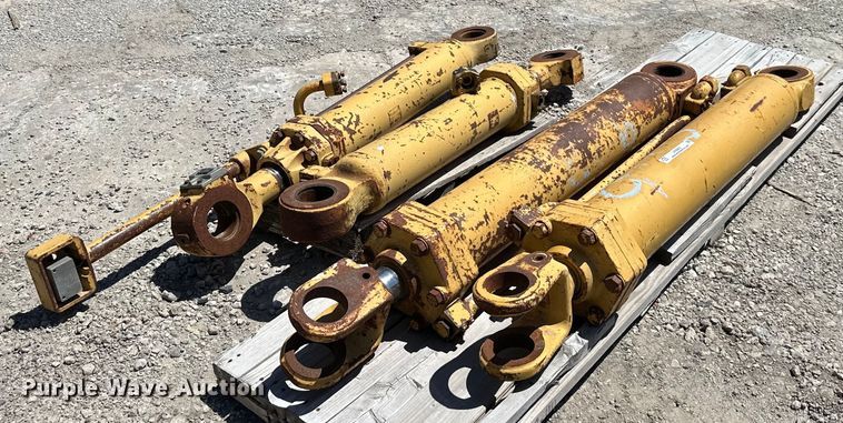 image for item LP9883 Caterpillar 973  parts