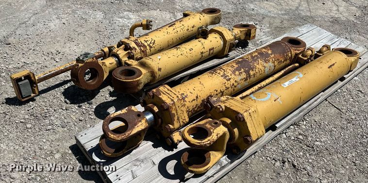 image for item LP9883 Caterpillar 973  parts