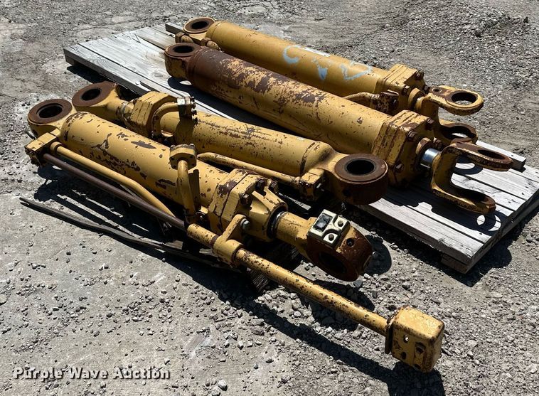 image for item LP9883 Caterpillar 973  parts