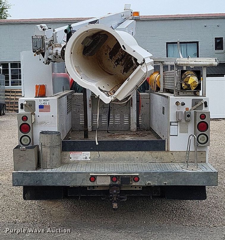 image for item LR9235 2004 Ford F550 Super Duty  bucket truck