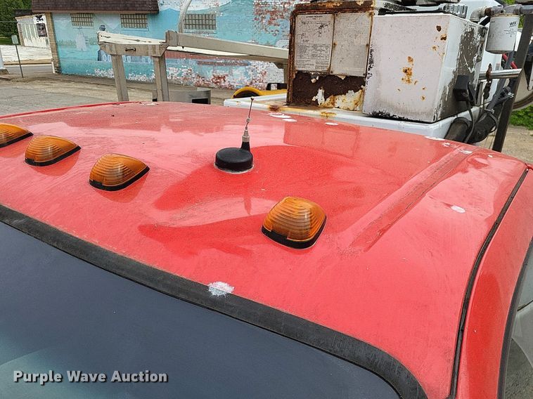 image for item LR9235 2004 Ford F550 Super Duty  bucket truck