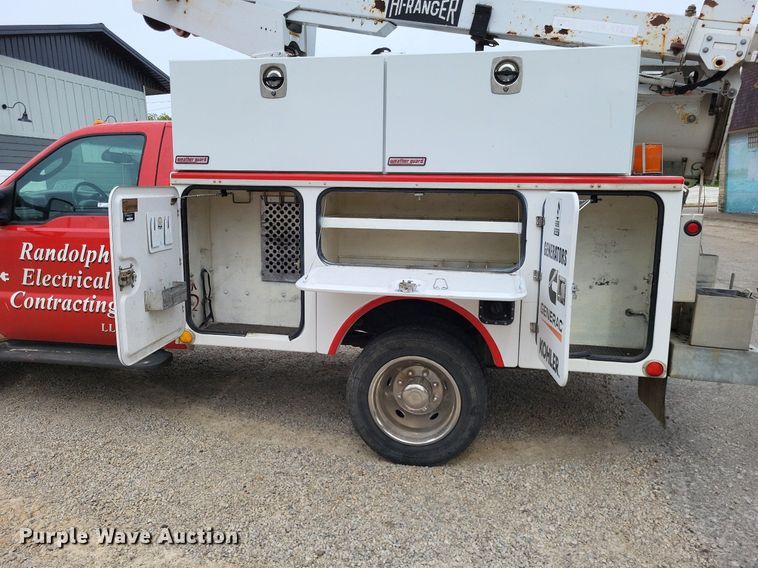image for item LR9235 2004 Ford F550 Super Duty  bucket truck