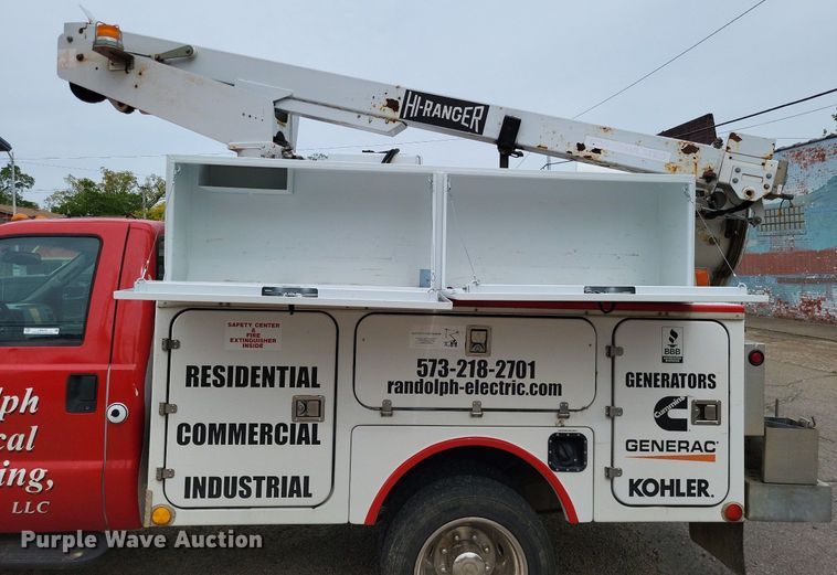image for item LR9235 2004 Ford F550 Super Duty  bucket truck
