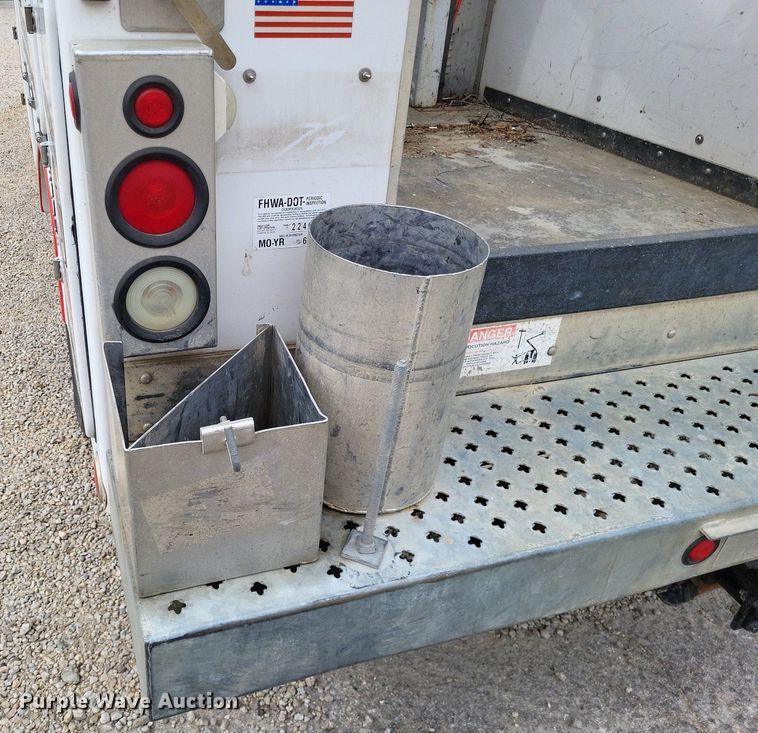 image for item LR9235 2004 Ford F550 Super Duty  bucket truck