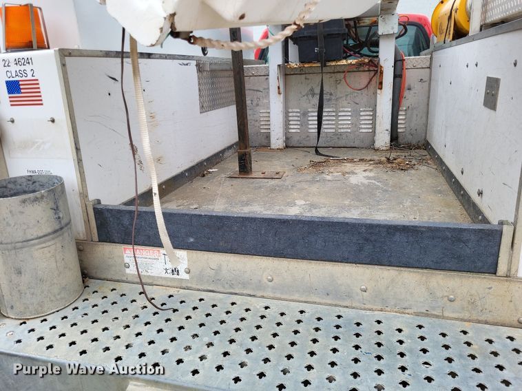 image for item LR9235 2004 Ford F550 Super Duty  bucket truck