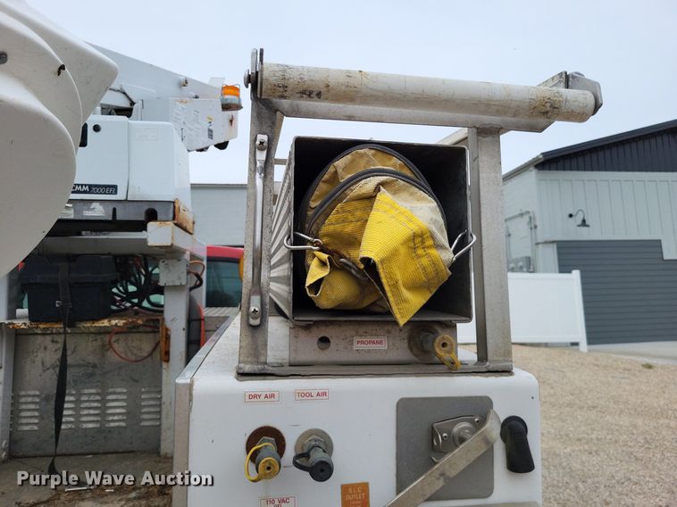 image for item LR9235 2004 Ford F550 Super Duty  bucket truck