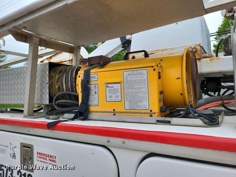 image for item LR9235 2004 Ford F550 Super Duty  bucket truck