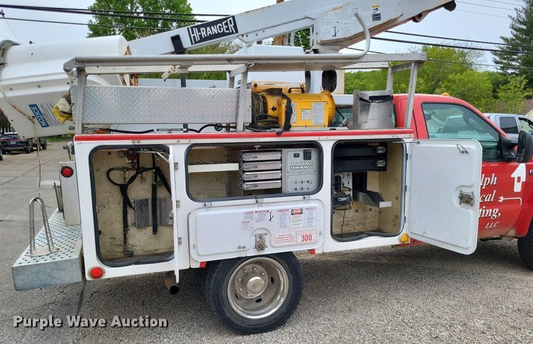 image for item LR9235 2004 Ford F550 Super Duty  bucket truck