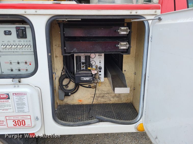 image for item LR9235 2004 Ford F550 Super Duty  bucket truck