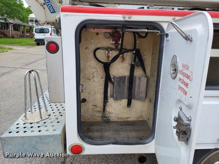 image for item LR9235 2004 Ford F550 Super Duty  bucket truck