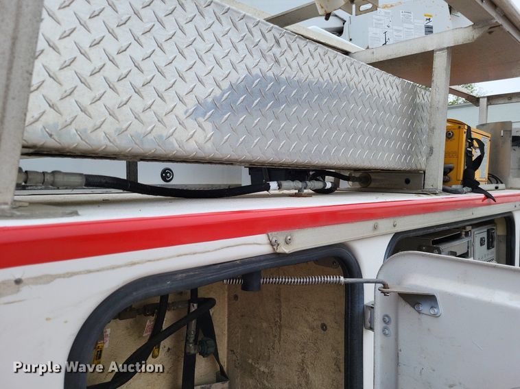 image for item LR9235 2004 Ford F550 Super Duty  bucket truck