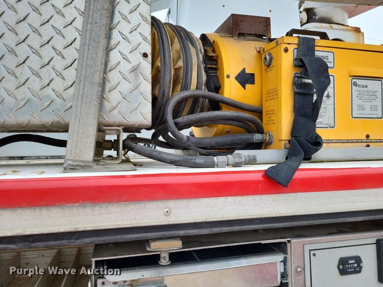 image for item LR9235 2004 Ford F550 Super Duty  bucket truck