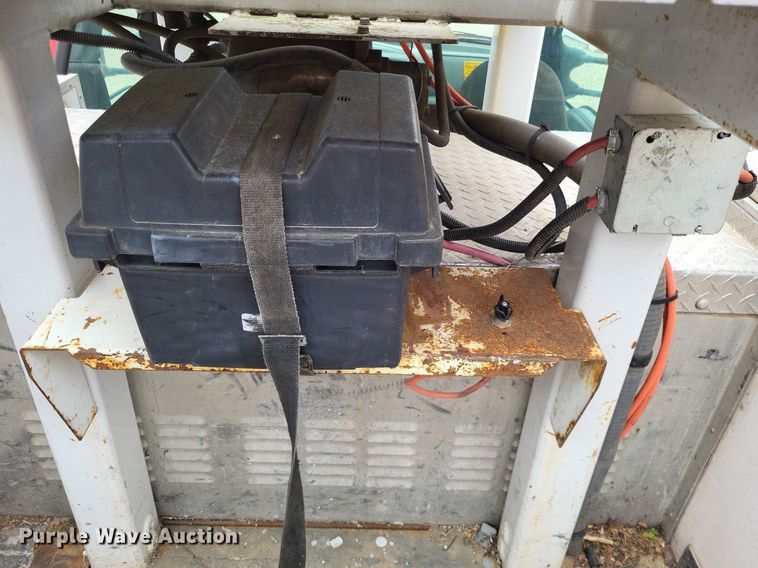 image for item LR9235 2004 Ford F550 Super Duty  bucket truck