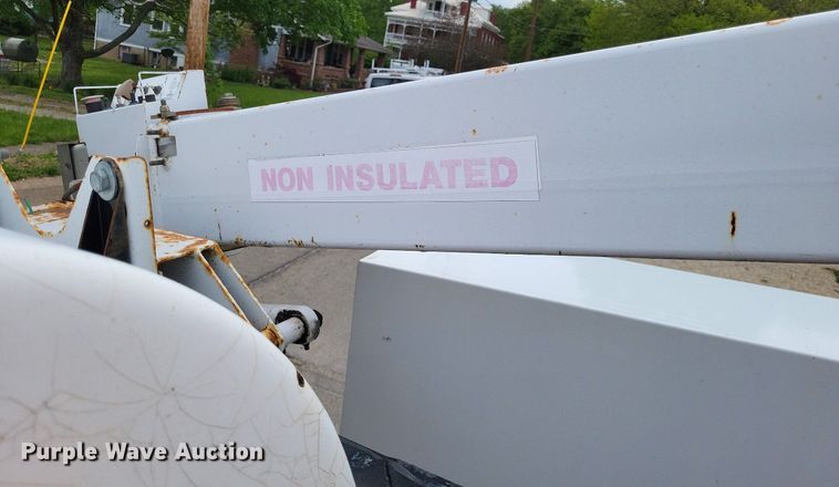 image for item LR9235 2004 Ford F550 Super Duty  bucket truck