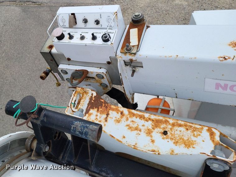 image for item LR9235 2004 Ford F550 Super Duty  bucket truck