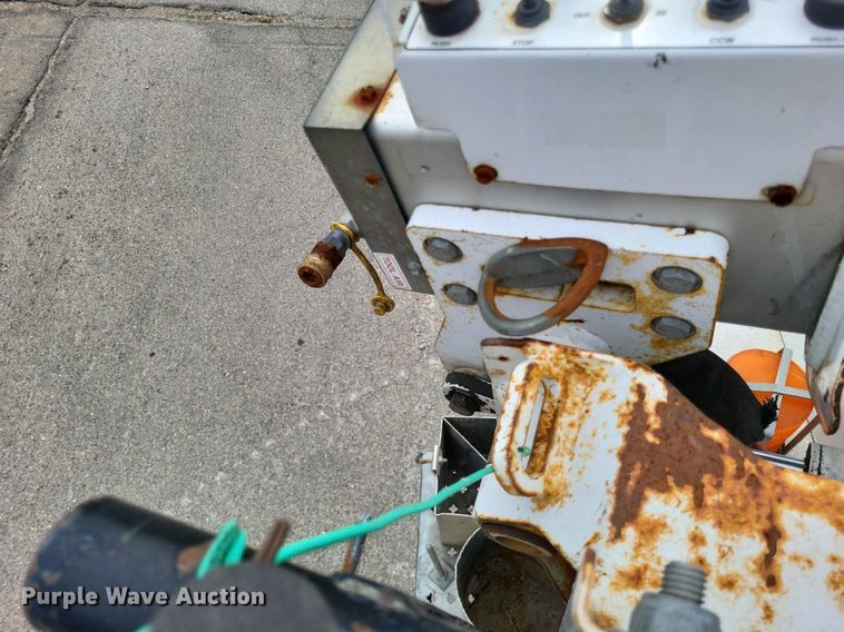 image for item LR9235 2004 Ford F550 Super Duty  bucket truck