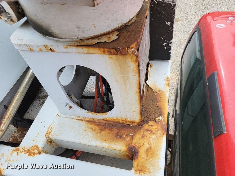 image for item LR9235 2004 Ford F550 Super Duty  bucket truck