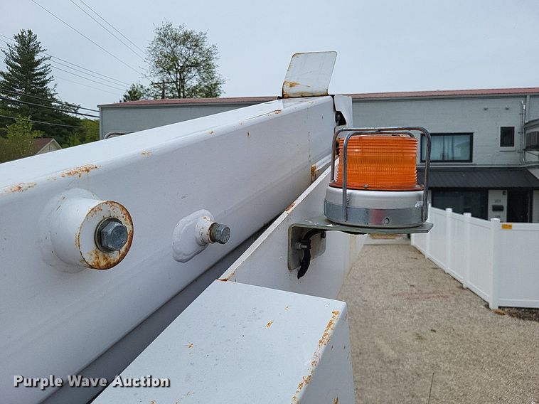 image for item LR9235 2004 Ford F550 Super Duty  bucket truck