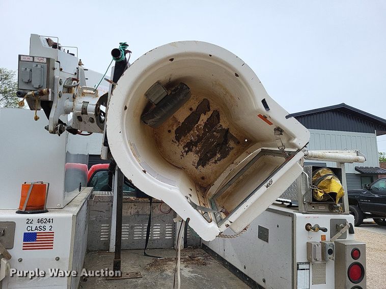 image for item LR9235 2004 Ford F550 Super Duty  bucket truck