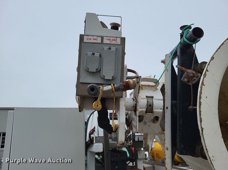 image for item LR9235 2004 Ford F550 Super Duty  bucket truck