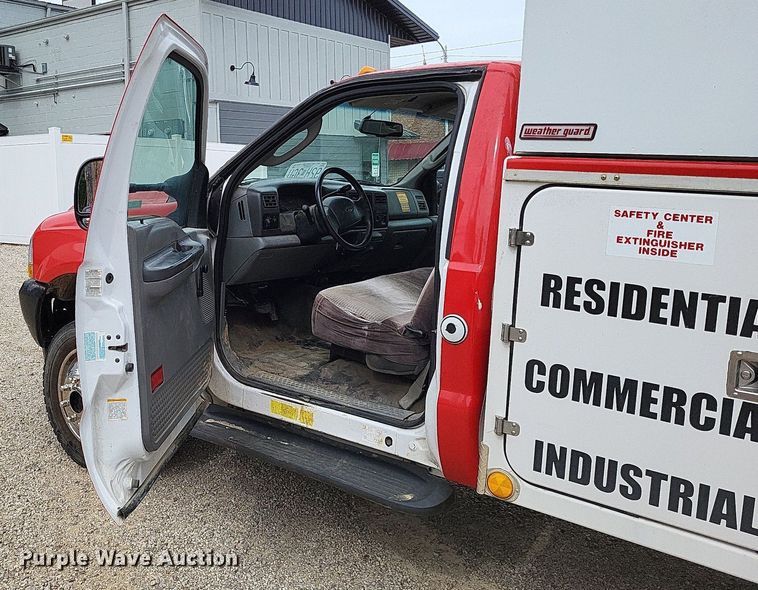 image for item LR9235 2004 Ford F550 Super Duty  bucket truck